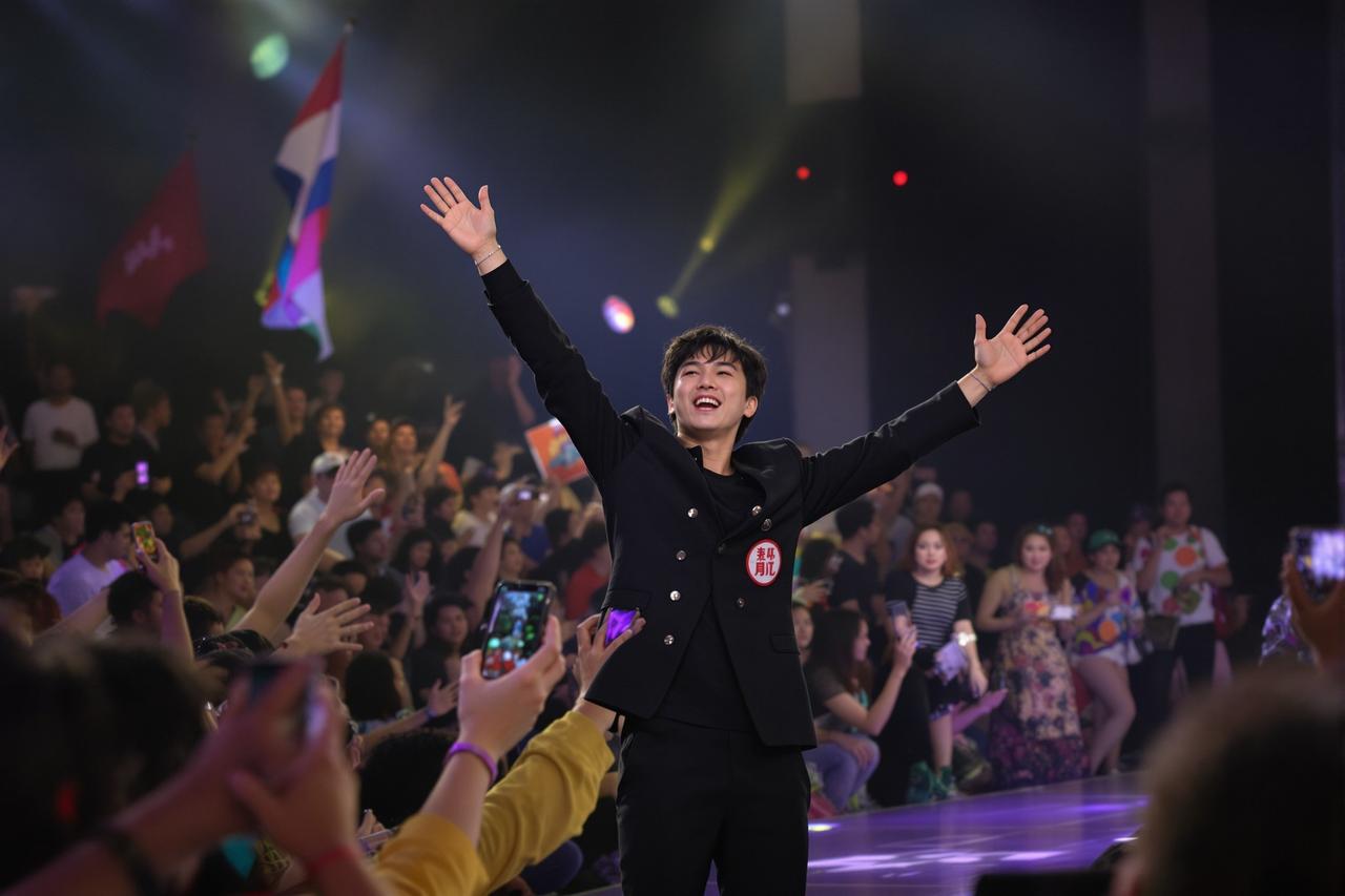 亚洲av网址影迷见面会圆满举行，万名粉丝热情参与